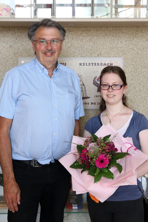 Bürgermeister Manfred Ockel gratuliert der Kelsterbacher Jugend-forscht-Preisträgerin Anja Armstrong