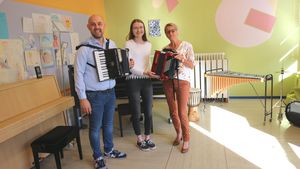 Musikschulleiter Marc Fischer, FSJlerin Paula Binnewies und Sparkassenstiftungsmanagerin Anette Neumann finden die neuen Akkordeons Klasse.