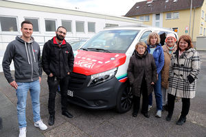 Florian Ziegler (l.) und Nico Cavallaro (2.v.l.) sowie Ursula Dreyer von der Stadtverwaltung (r.) stellten den Seniorinnen den Siggi-Bus vor.