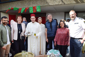 Bürgermeister Manfred Ockel (3.v.r.) und die Hessische Landtagsabgeordnete Kerstin Geis (2.v.l.) genießen eine marokkanische Teezeremonie.