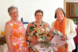 Katja Ehrlich (l) ehrte Elfi Schmiedt und Lisel Diehm für 50 Jahre Vereinsarbeit