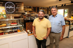 Bürgermeister Ockel (r.) stattete Mehmet Örtleks (l.) Café Morgenstern einen Besuch ab.
