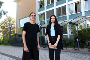 Alan Faber (l.) und Sofa Seidaridou (r.) haben ihre Ausbildung bei der Stadt Kelsterbach begonnen.