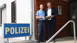 Bürgermeister Manfred Ockel bedankte sich bei Polizeihauptkommissar Frank Müller für 38 Jahre Polizeidienst in Kelsterbach.
