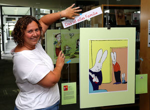 Bibliotheksleiterin Meike Betzold zeigt einen der ausgestellten Drucke.